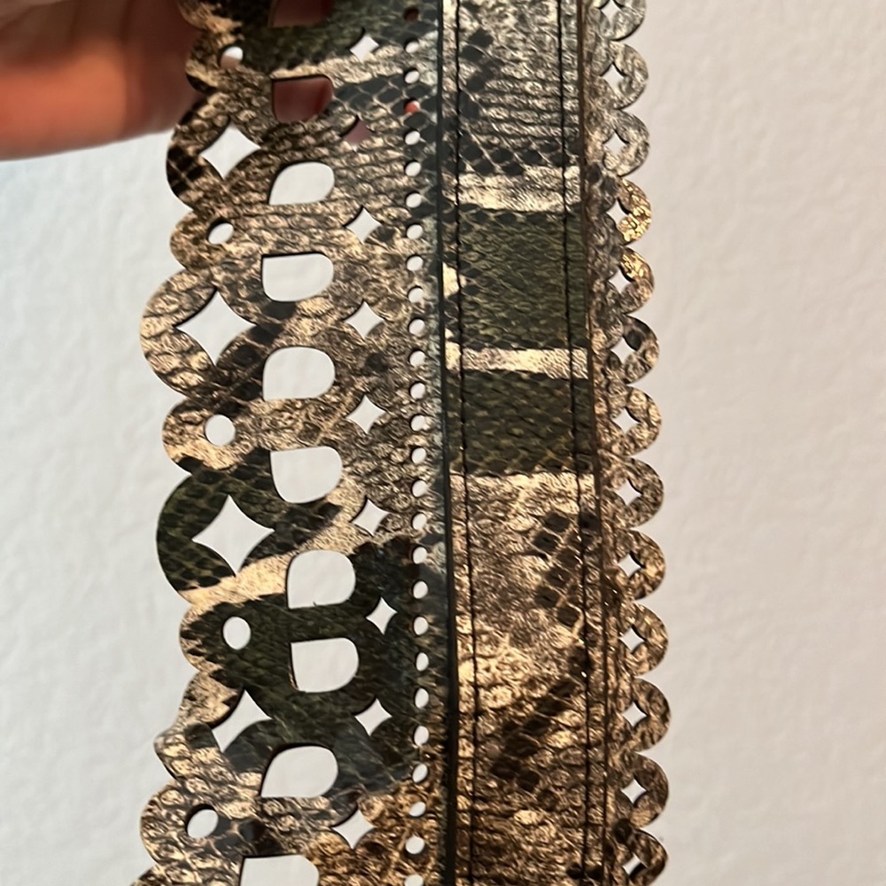 Unique BCBG belt. Multicolored with unique cuts. Makes the waist look slimmer - Picture 10 of 10